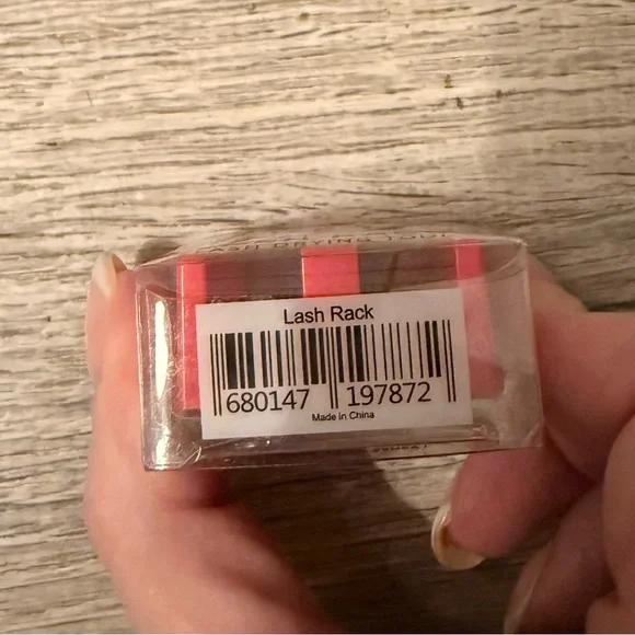 Lilly Lashes Barely Flare Individuals & Lash Rack Set - Picture 4 of 8